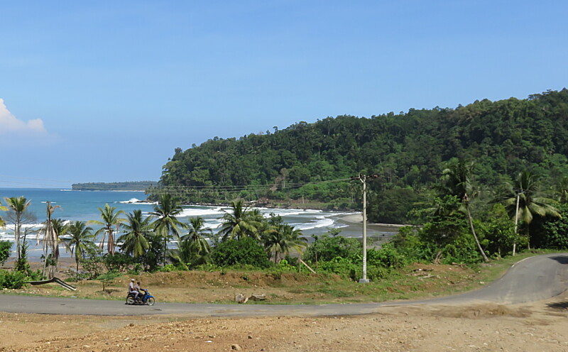 The coastal road to Kuripan