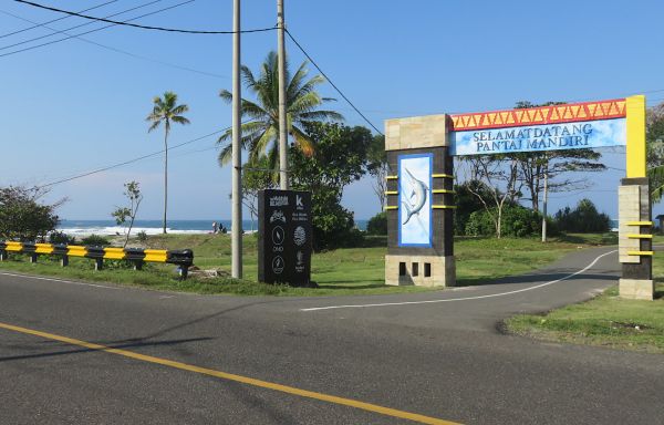 Entrance to Mandiri beach