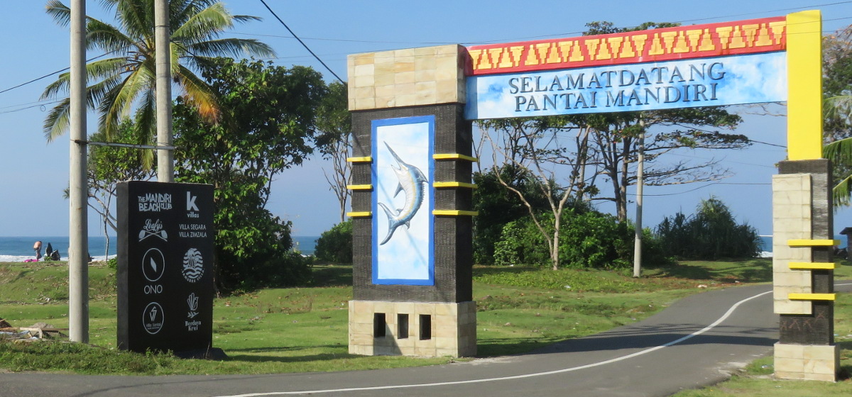 Mandiri beach entrance