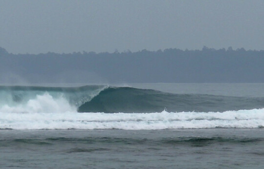 Jimmys Left surf break Penengahan Sumatra